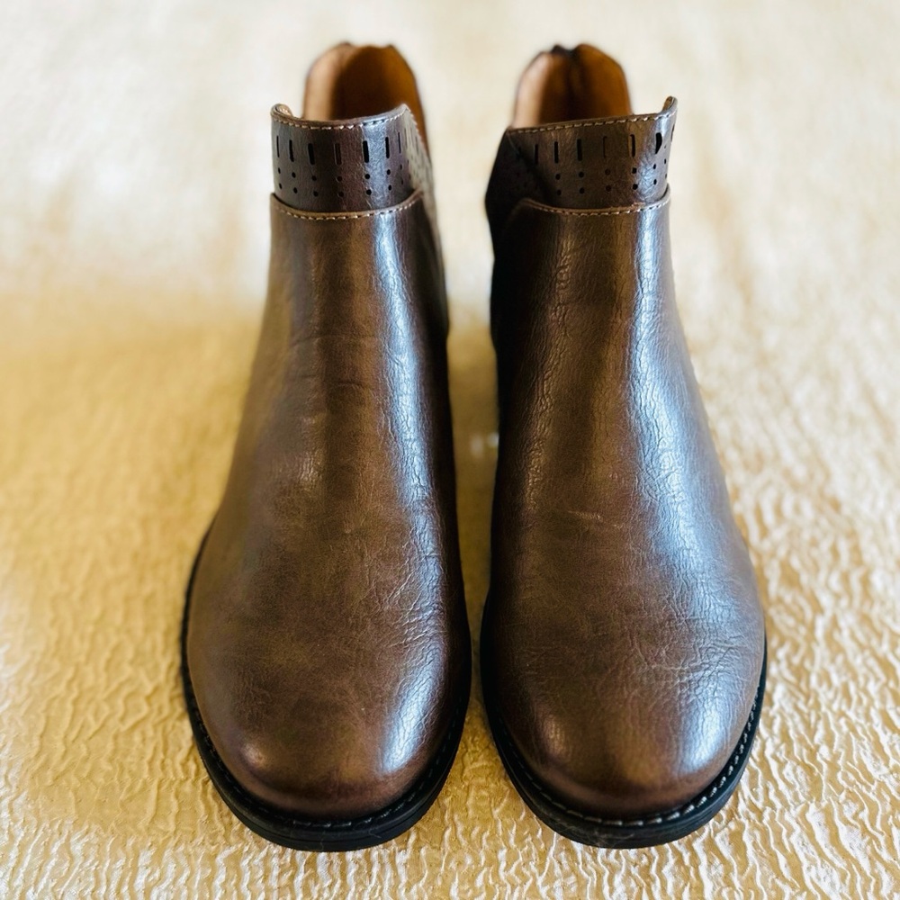 EuroSoft by Sofft Brown Laser Cut Out Ankle Boots / Booties Size 6 NEW. - Picture 3 of 9